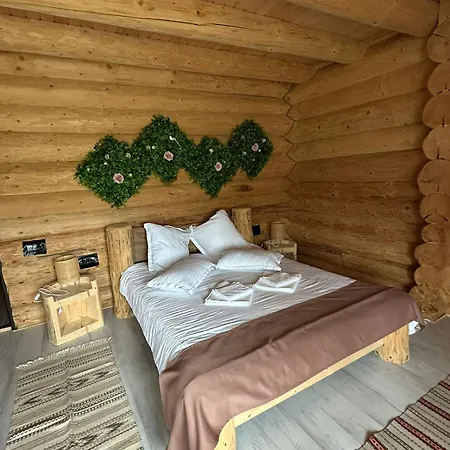 In Muntii Vrancei - - Lepsa Cu Ciubar Si Sauna بيت خشبي *